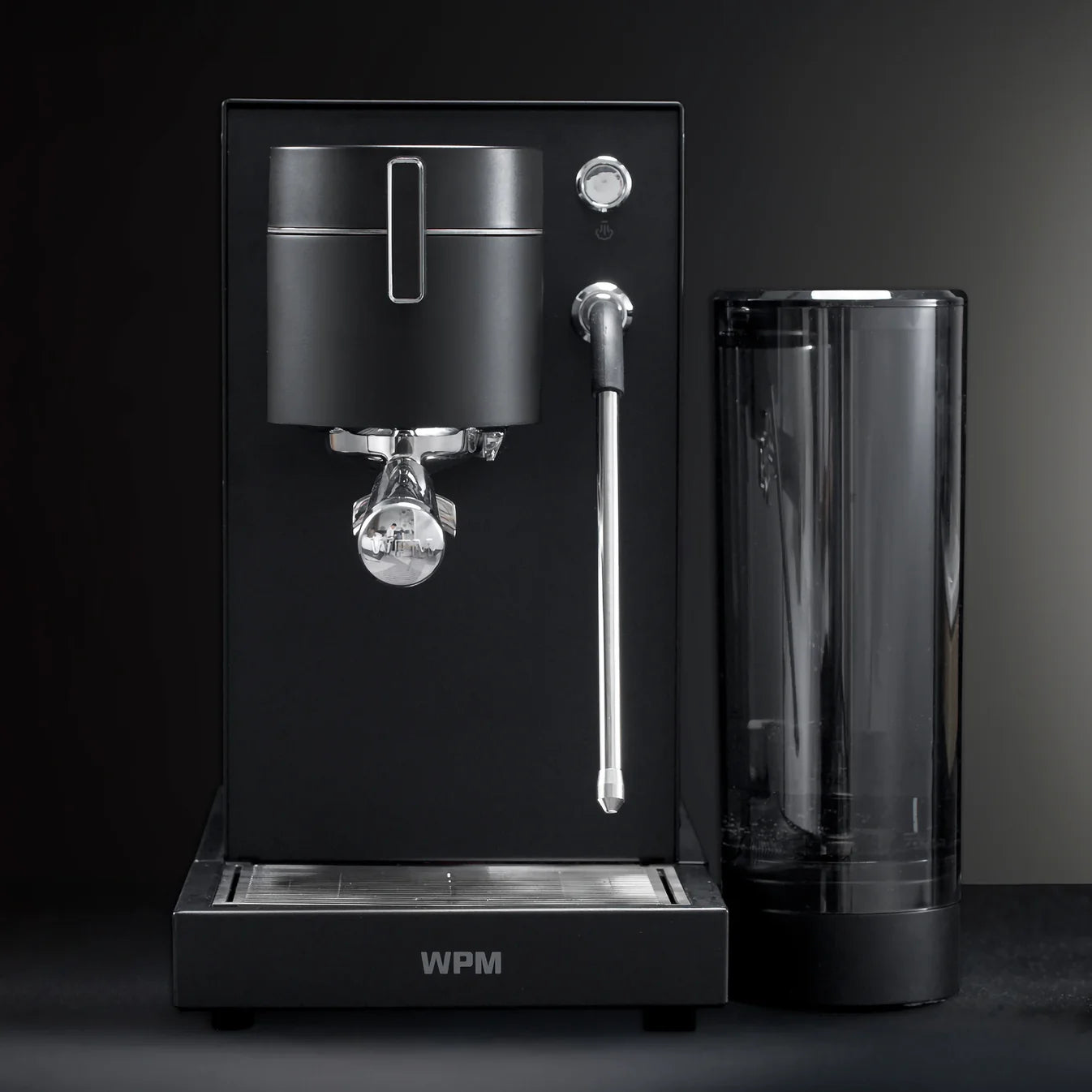 Black espresso machine from WPM PRIMUS Black from the front with dark background Vellutto.eu